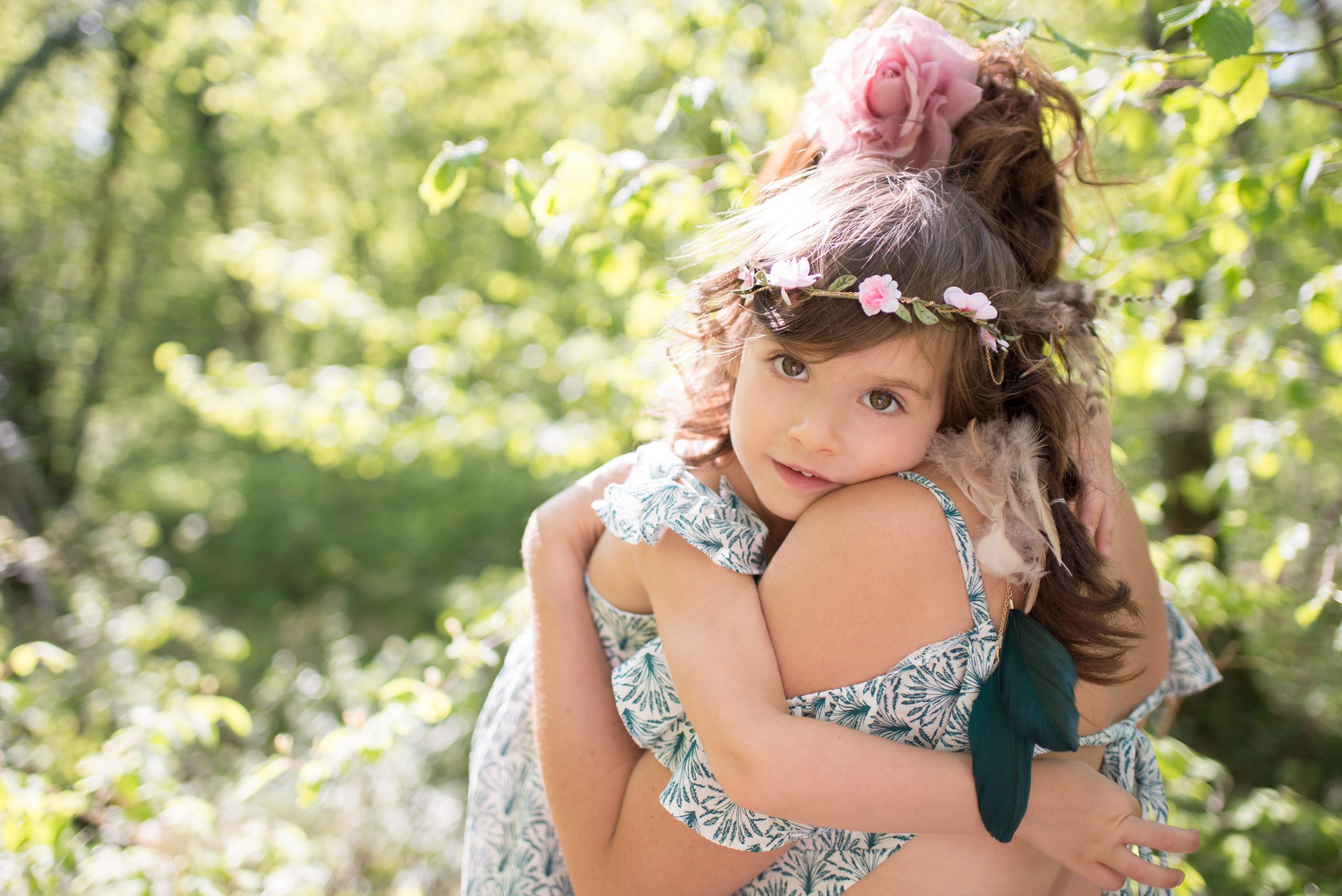 Portrait d'une petite fille dans les bras de sa maman